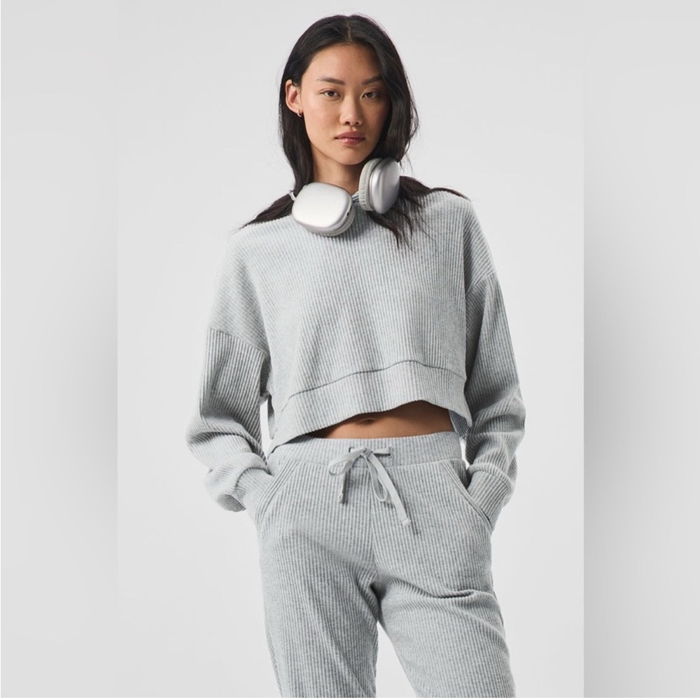 ALO Yoga Women's Heather Gray Cropped Sweatshirt